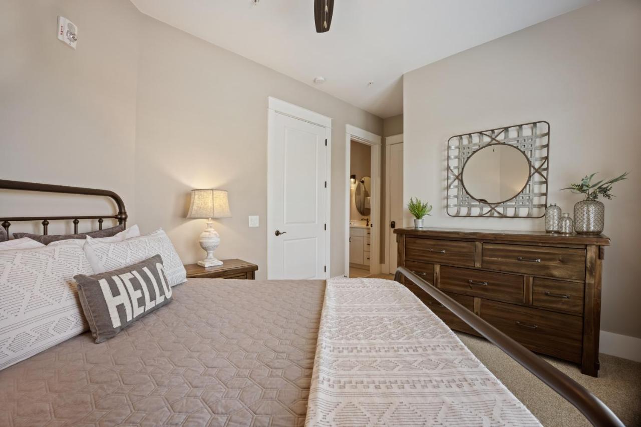 Beautiful Downtown Condo - Balcony - Amazing City Views - Loaded Kitchen - Stainless Steel Appliances - Board Games & More Blue Ridge Esterno foto