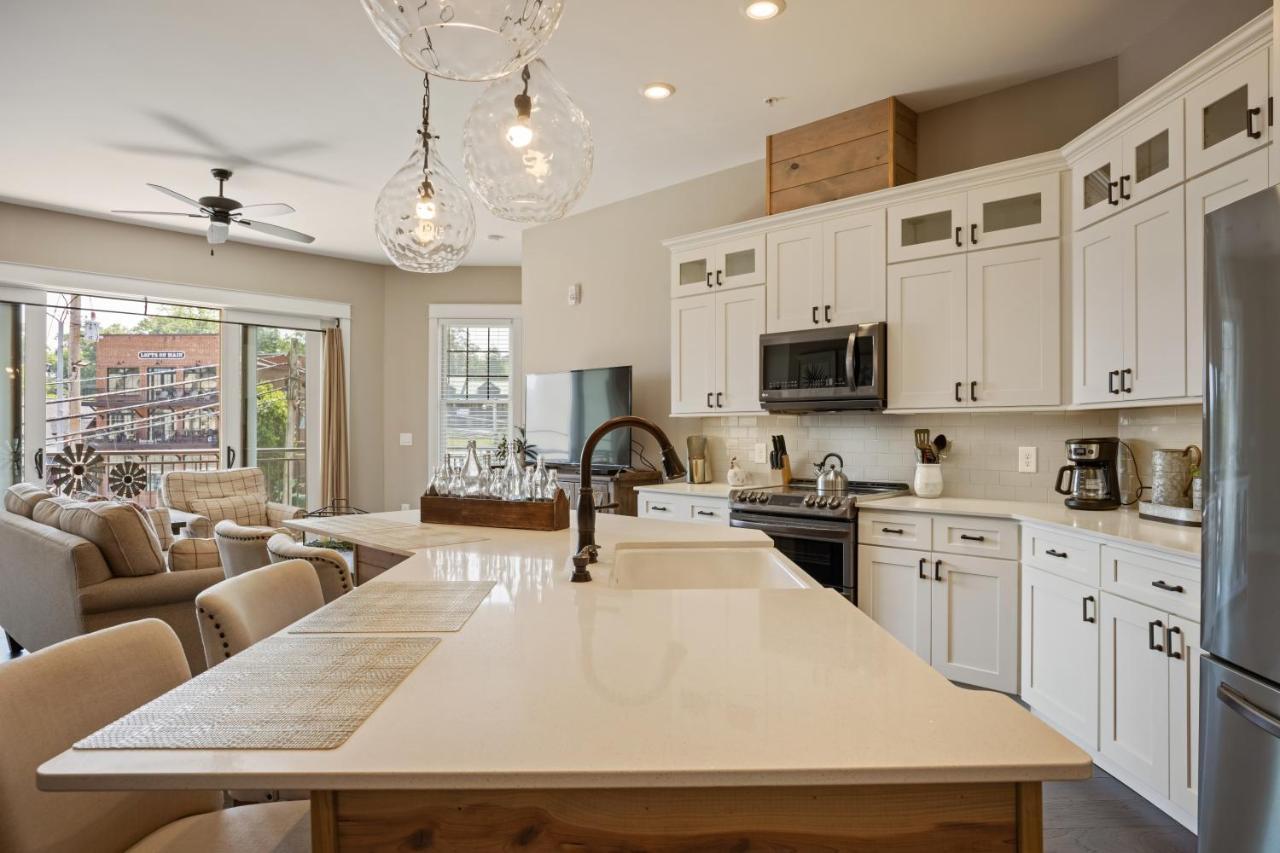 Beautiful Downtown Condo - Balcony - Amazing City Views - Loaded Kitchen - Stainless Steel Appliances - Board Games & More Blue Ridge Esterno foto