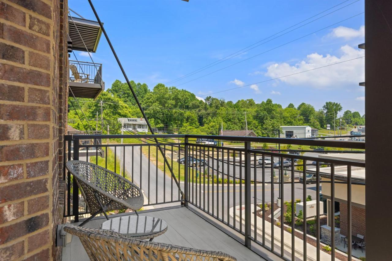 Beautiful Downtown Condo - Balcony - Amazing City Views - Loaded Kitchen - Stainless Steel Appliances - Board Games & More Blue Ridge Esterno foto
